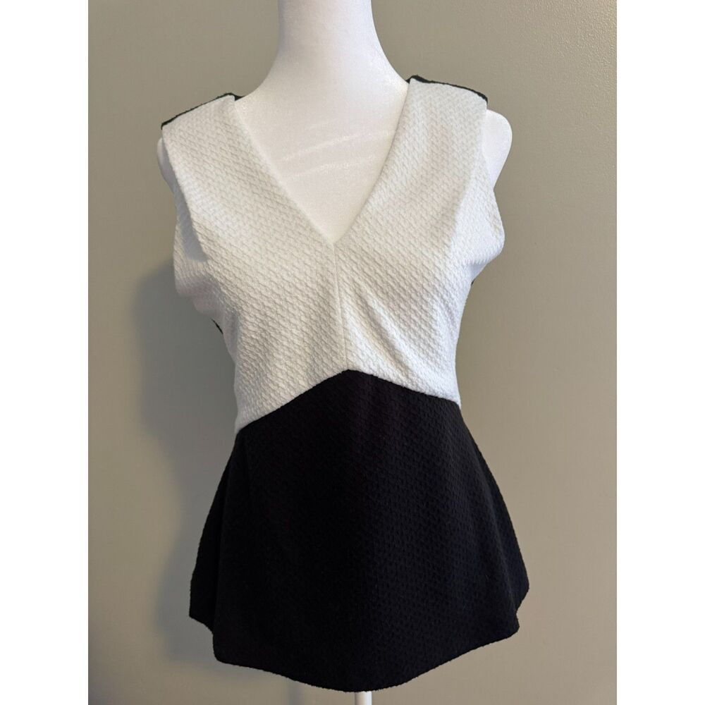 Calvin Klein Black and White V-Neck Sleeveless Top Size Small